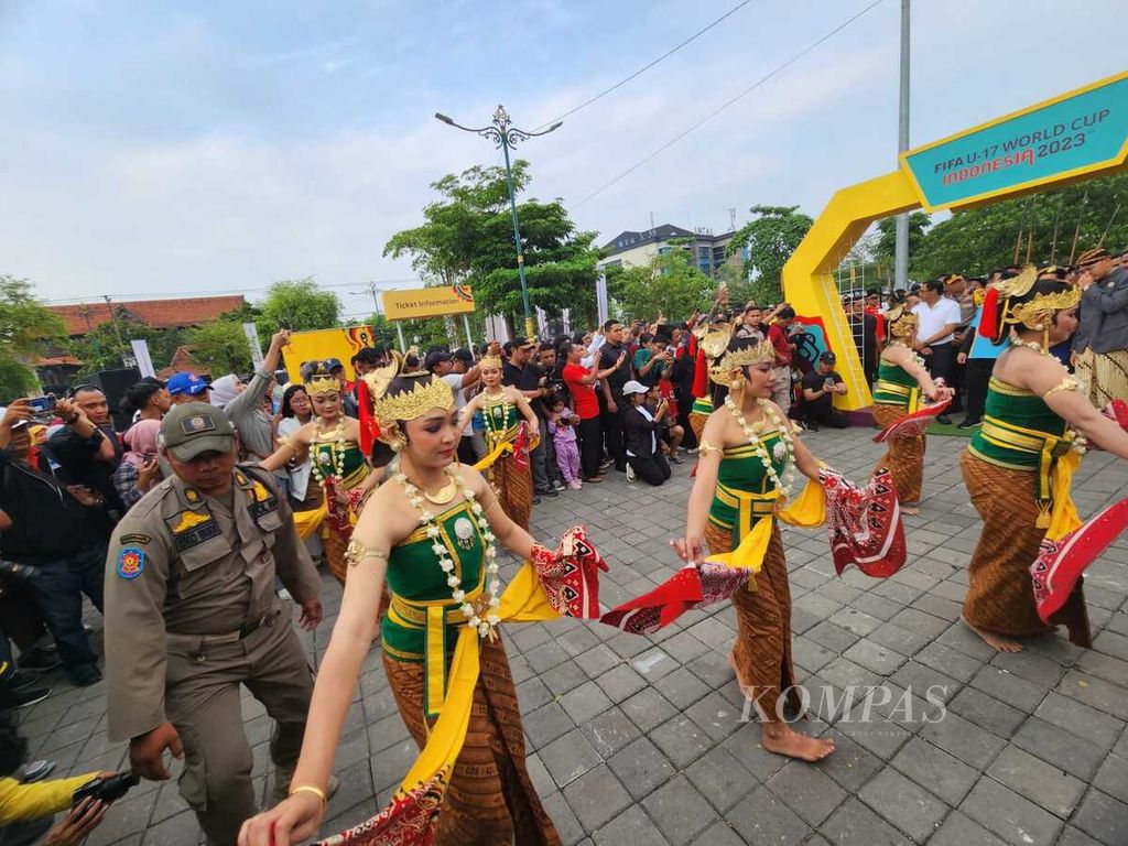Tarian tradisional yang disuguhkan dalam ajang <i>trophy experience</i> di Pura Mangkunegaran, Kota Surakarta, Jawa Tengah, Minggu (5/11/2023). Ajang itu diawali dengan pawai yang dimulai dari Stadion Sriwedari hingga Pura Mangkunegaran.