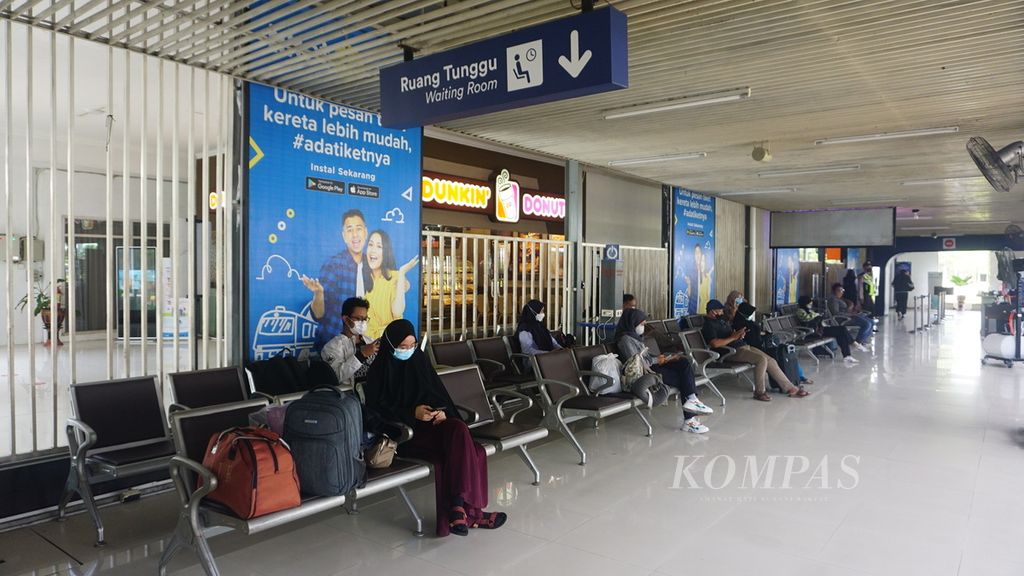 Penumpang menunggu kedatangan kereta di Stasiun Solo Balapan, Kota Surakarta, Jawa Tengah, Selasa (26/4/2022). Pergerakan penumpang belum tampak di H-7 Lebaran.