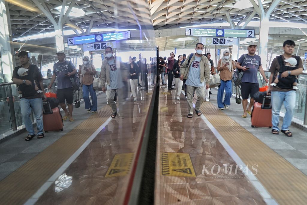 Warga mencari kereta sesuai tiket yang dibelinya di Stasiun Halim, Jakarta Timur, Minggu (7/4/2024). PT Kereta Cepat Indonesia China (KCIC) mengoperasikan 52 perjalanan Whoosh per hari selama masa libur Lebaran.