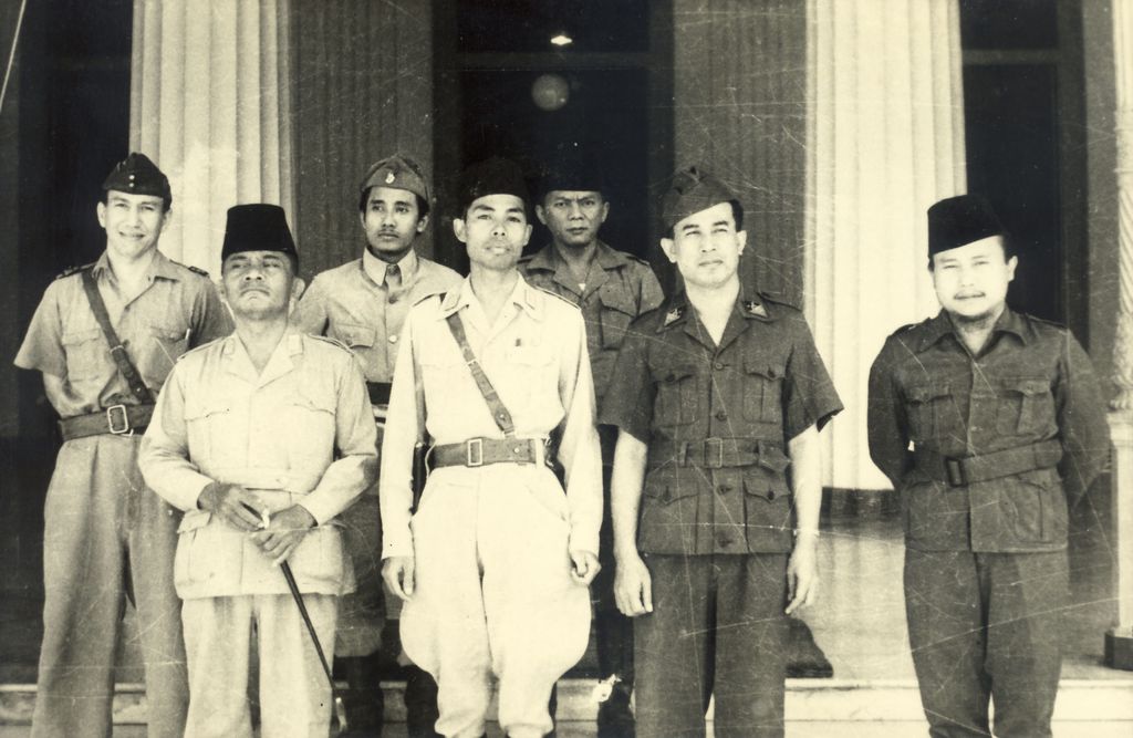Para pimpinan TNI, Juni 1947. Barisan depan dari kiri ke kanan: Letnan Jenderal Oerip Soemohardjo, Jenderal Soedirman, Laksamana Muda Nazir, dan Jenderal Mayor Jokosuyono. Barisan belakang dari kiri ke kanan: Komodor Suryadharma, Jenderal Mayor Sutomo (Bung Tomo), dan Jenderal Mayor Ir. Sakirman.