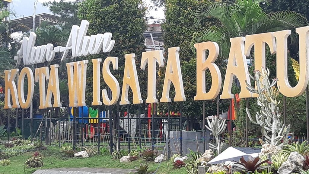 Suasana Alun-alun Kota Batu, Jawa Timur, sehari menjelang pergantian tahun 2021-2022, Jumat (31/12/2021).