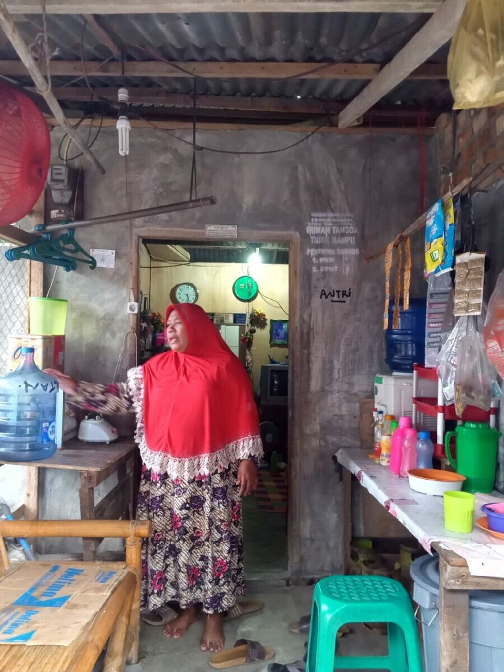 Rita Wati Sirait (47), perempuan kepala keluarga, beraktivitas di warungnya di perkampungan nelayan di Kota Tanjungbalai, Sumatera Utara, Sabtu (1/8/2020). Sudah delapan tahun Rita berjuang sendirian menghidupi tiga orang anaknya sejak ditinggal mati suaminya.