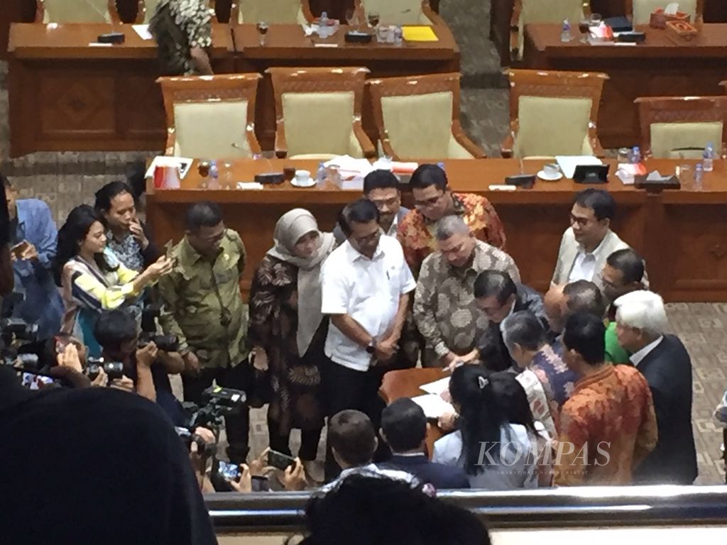 Sepuluh fraksi di DPR menyepakati RKUHP bersama-sama dengan pemerintah dalam pengesahan tingkat pertama pada rapat kerja antara Komisi III dan Kemenkumham di Gedung DPR, Jakarta, Rabu (18/9/2019). Namun, RKUHP batal dibawa ke tingkat kedua atau persetujuan pengesahan di Rapat Paripurna DPR karena penolakan publik di sejumlah daerah.
