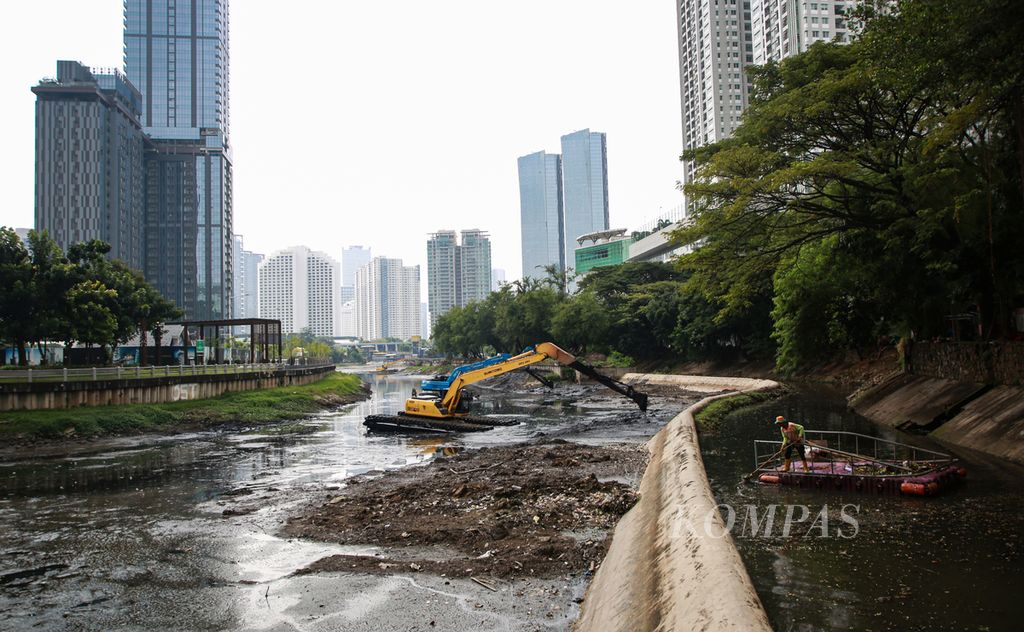 An excavator dredges sedimentation mud in the Melati Reservoir, Tanah Abang, Central Jakarta, Wednesday (21/12/2022). The DKI Jakarta government is dredging rivers and reservoirs as a measure to anticipate flooding during the rainy season.