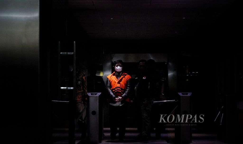 Bekas Menteri Pertanian Syahrul Yasin Limpo berjalan menuju ruang ekspose penahanan di Gedung KPK, Jakarta, terkait dugaan kasus korupsi di Kementan, Jumat (13/10/2023) malam. 