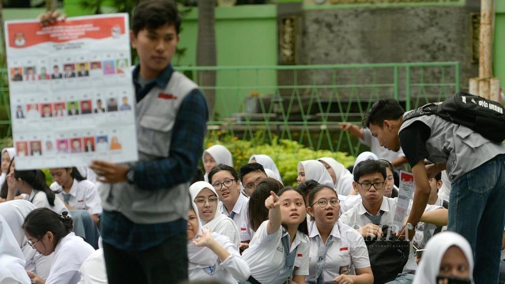 Relawan Demokrasi Komisi Pemilihan Umum (KPU) Jakarta Pusat mengadakan sosialisasi kepada pemilih pemula terkait Pemilu Serentak 2019 di SMA Negeri 4 Jakarta, Jumat (15/2/2019). 