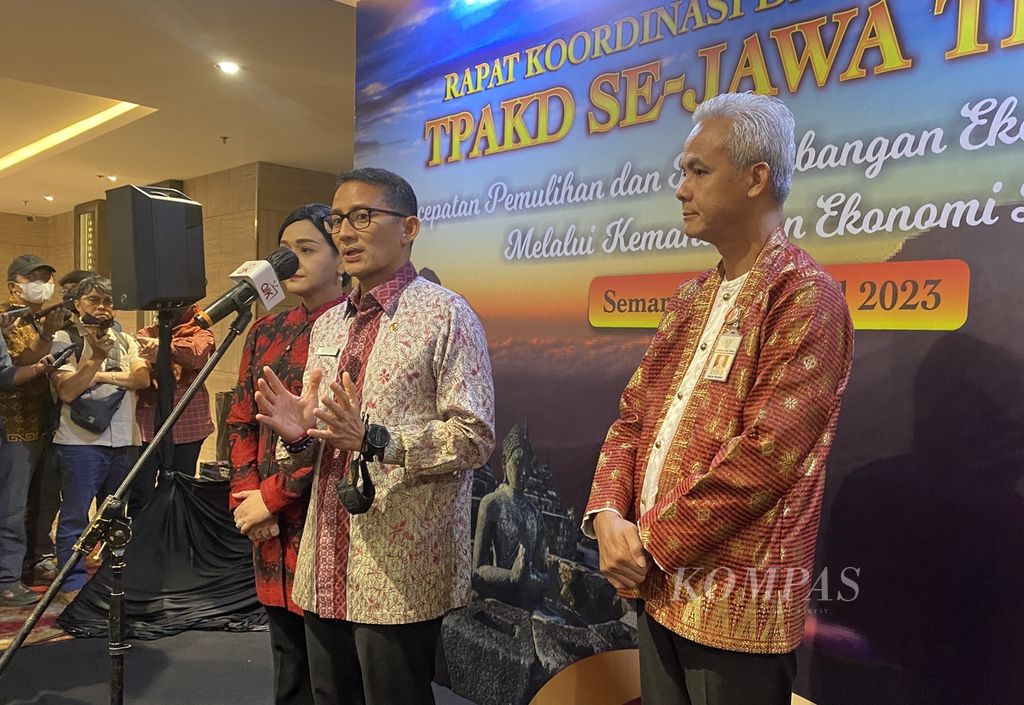Menteri Pariwisata dan Ekonomi Kreatif Sandiaga Uno (kiri) dan Gubernur Jawa Tengah, Ganjar Pranowo (kanan) saat menyampaikan keterangan pers usai mengikuti rapat Tim Percepatan Akses Keuangan Daerah se-Jateng di Kota Semarang, Kamis (27/4/2023). 