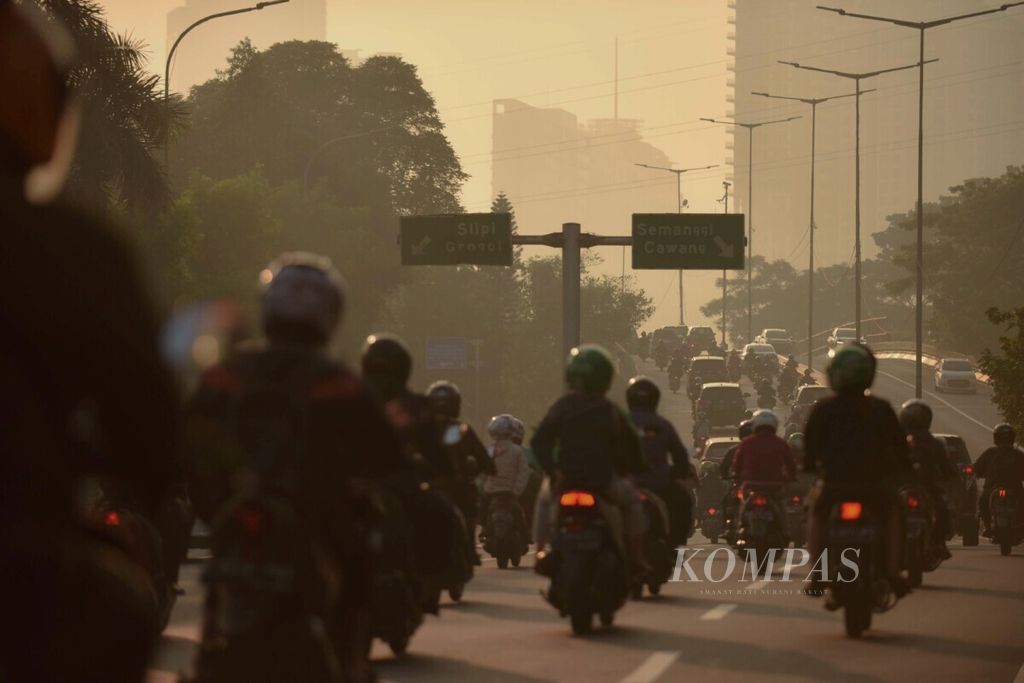 Ilustrasi polusi udara. Pengendera menembus kabut pagi yang bercampur dengan asap kendaraan bermotor di Jalan Gerbang Pemuda, Senayan, Jakarta, Rabu (26/6/2019). Asap kendaraan bermotor menjadi salah satu sumber terbesar polusi udara di Jakarta.