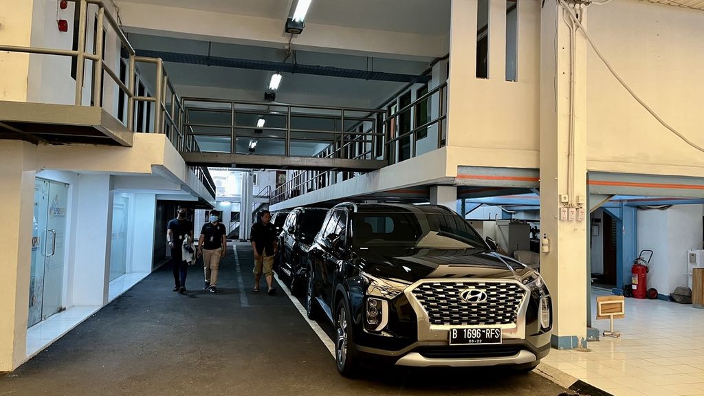 Mobil dinas anggota KPU Hyundai Palisade tipe 2.2D terparkir di halaman belakang kantor KPU di Jakarta, Rabu (3/8/2022).
