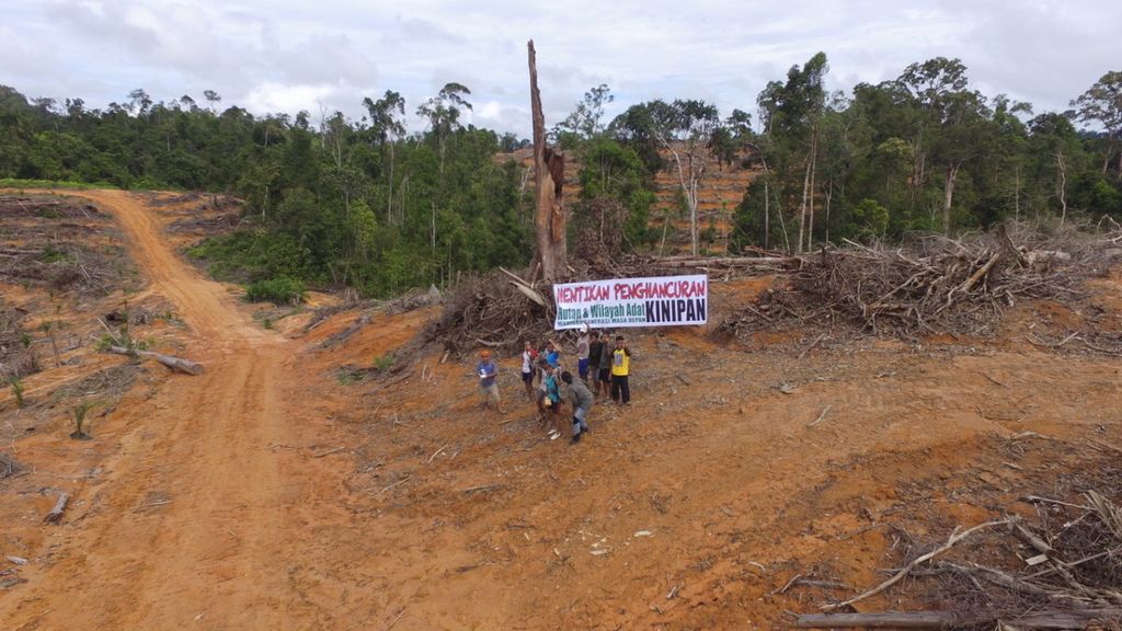 Masyarakat adat Laman Kinipan melakukan penolakan terhadap pembukaan lahan di wilayah adatnya pada akhir November 2018 di Kabupaten Lamandau, Kalimantan Tengah. 