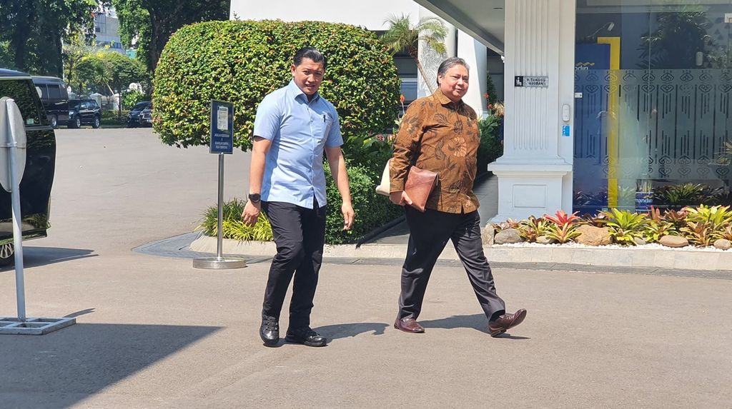 Menteri Koordinator Bidang Perekonomian Airlangga Hartarto tiba di Kompleks Istana Kepresidenan, Jakarta, Rabu (27/9/2023), untuk menghadiri rapat tertutup tentang stabilisasi harga beras.