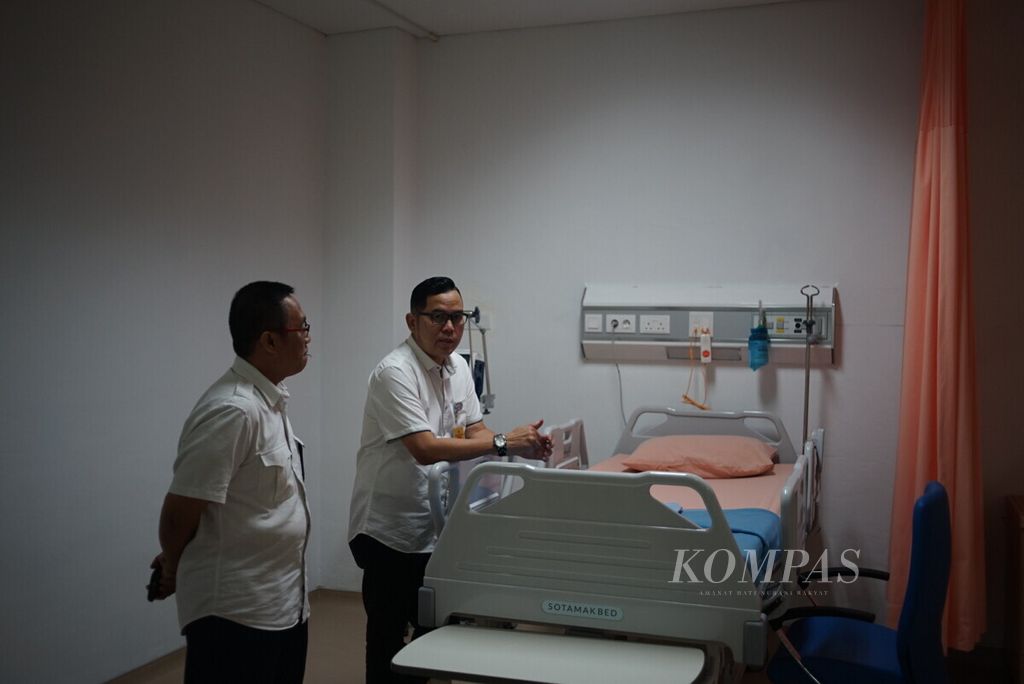 Kepala Dinas Kesehatan Batam Didi Kusmarjadi meninjau ruang isolasi di RS Otorita Batam, Senin (13/5/2019).