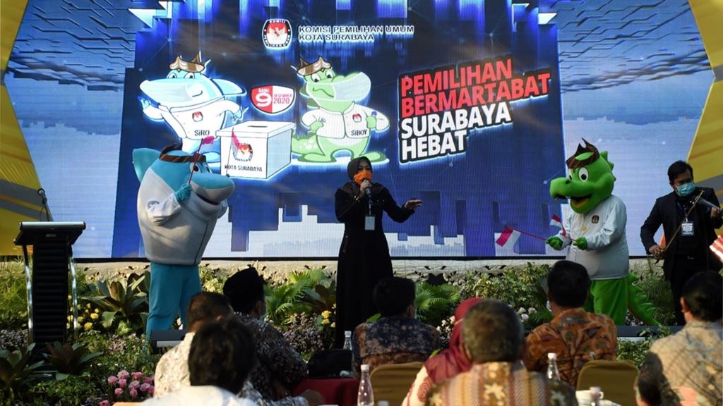 Maskot Siro dan Siboy tampil saat Deklarasi Kampanye Damai di Hotel Singgasana, Surabaya, Jatim, Sabtu (26/9/2020).