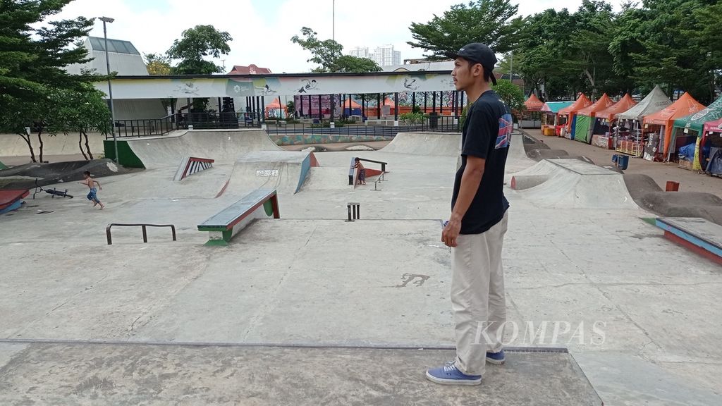 Suasana di arena <i>skateboard </i>atau papan luncur Ruang Terbuka Hijau (RTH) dan Ruang Publik Terpadu Ramah Anak (RPTRA) Kalijodo, Jakarta, Minggu (9/4/2023). Ruang publik ini kurang terawat.