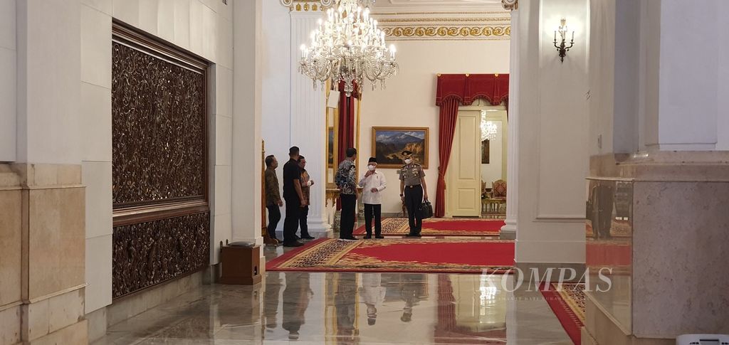 Presiden Joko Widodo menyapa Wakil Presiden Ma'ruf Amin sebelum sidang kabinet paripurna di depan pintu Istana Negara, Jakarta, Kamis (2/3/2023).