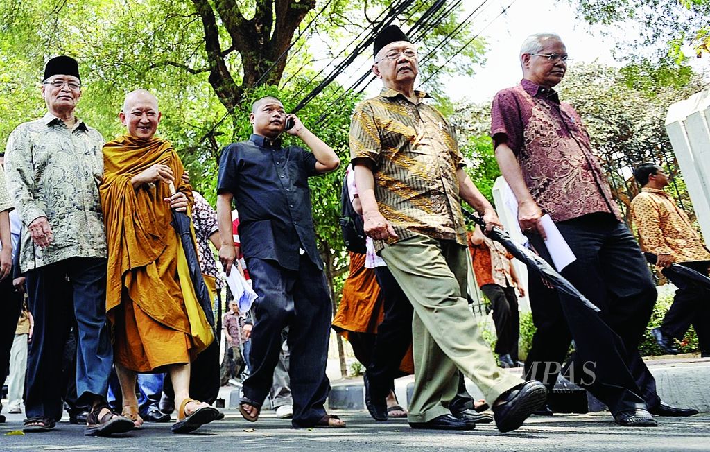 Sejumlah tokoh lintas agama berjalan bersama menuju Tugu Proklamasi untuk menyuarakan keprihatinan terhadap situasi kehidupan bangsa, 18 Oktober 2011. 