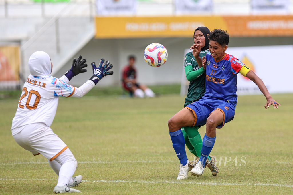 Kiper Bangka Belitung, Djulia Emilda Amalia, berusaha menangkap bola saat melawan Jawa Barat pada fase grup sepak bola putri PON Aceh-Sumut 2024 di Stadion Mini Pancing, Deli Serdang, Sumatera Utara, Sabtu (7/9/2024). Jabar menyegel tiket semi final setelah mengalahkan Bangka Belitung dengan skor tipis 1-0. 