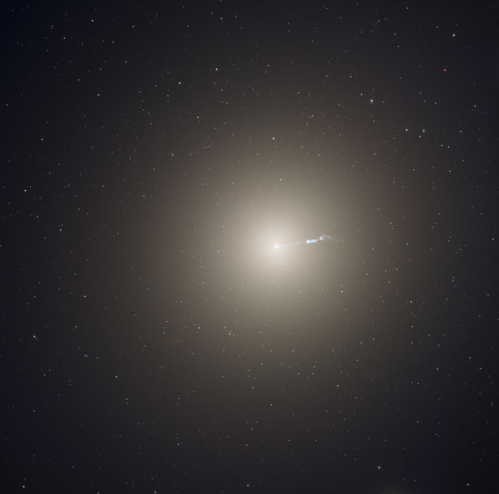 Citra lubang hitam supermasif di galaksi Messier 87 atau M87. Lubang hitam yang berjark 55 juta tahun cahaya dari Bumi ini bermassa sangat besar, yaitu 65 miliar massa Matahari dan memiliki jet yang berisi pancaran materi yang keluar dari kutub-kutub lubang hitam.