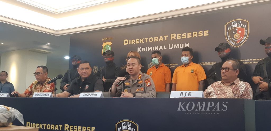 Polda Metro Jaya menggelar konferensi pers kasus kekerasan oleh kawanan yang diarahkan penagih utang kepada aparat di Jakarta, Kamis (23/2/2023).