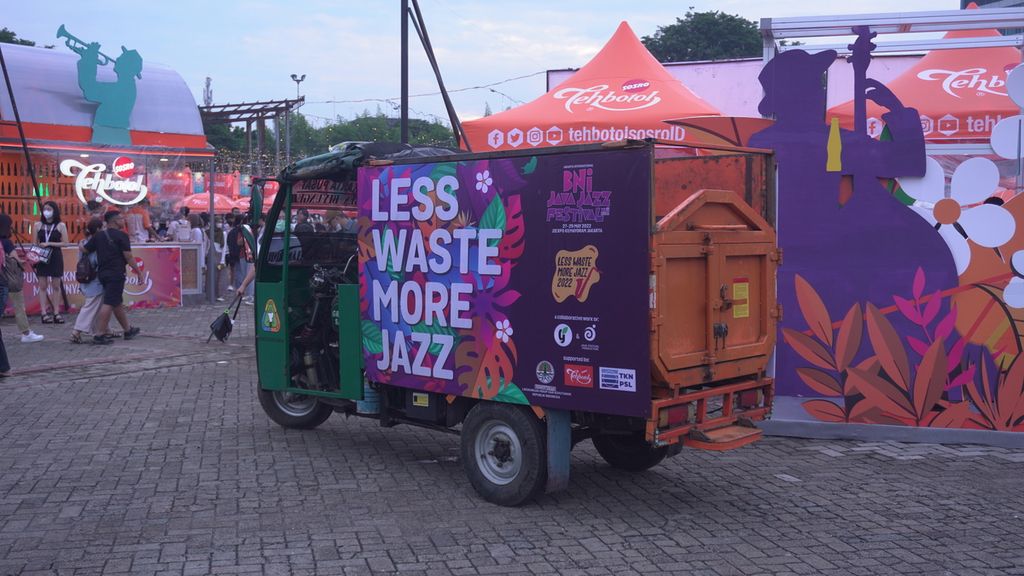 Sebanyak 1,8 ton sampah terkumpul di hari pertama Jakarta Internasional BNI Java Jazz Festival (JFF) 2022 yang berlangsung di Jakarta pada 27-29 Mei 2022. Penyelenggara menyiapkan sejumlah tempat sampah sesuai jenis untuk pengunjung. Adapun JFF 2022 mengusung slogan “Less Waste, More Jazz”.