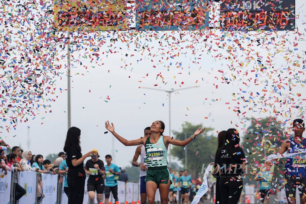 Pelari Odekta Elvina Naibaho menjadi yang tercepat di nomor <i>half marathon</i> putri PLN Electric Run 2023 di Gading Serpong, Kabupaten Tangerang, Provinsi Banten, Minggu (10/12/2023). 