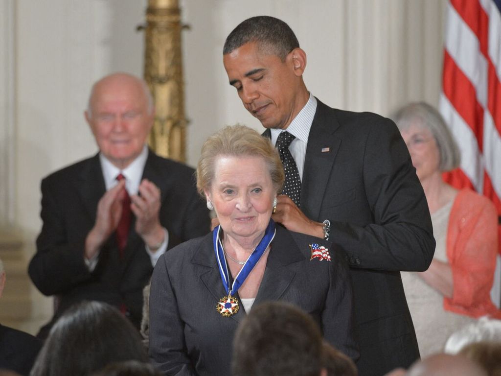Dalam foto tanggal 29 Mei 2012 ini, Presiden AS Barack Obama menganugerahi Medali Kepresidenan tentang Kebebasan kepada mantan Menlu AS Madeleine Albright di Gedung Putih, Washington DC, AS. 
