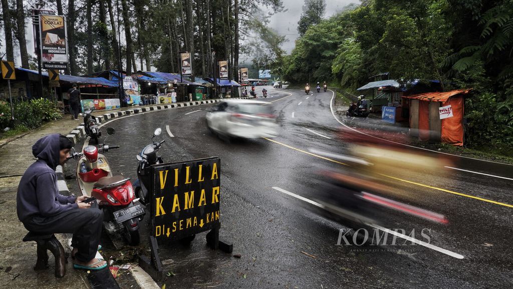 The atmosphere in one corner of the Puncak area, Bogor Regency, West Java, appeared deserted on Saturday (31/12/2022).