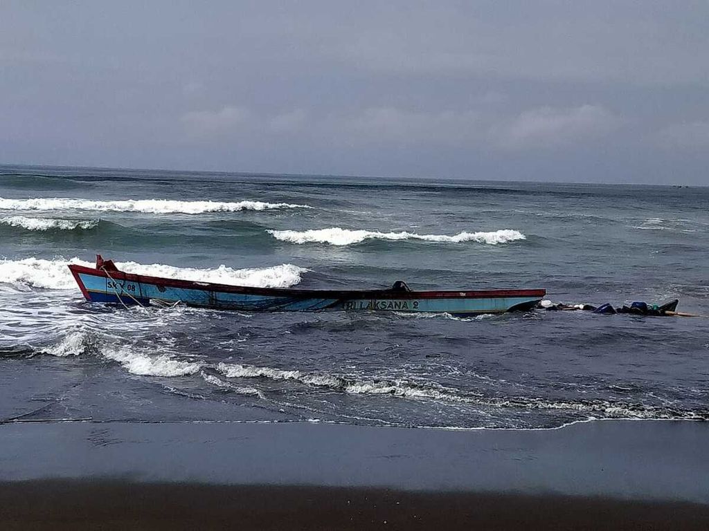 Kondisi kapal nelayan yang terbalik di Pantai Wagir Indah, Adipala, Cilacap, Jawa Tengah, Rabu (18/10/2023).