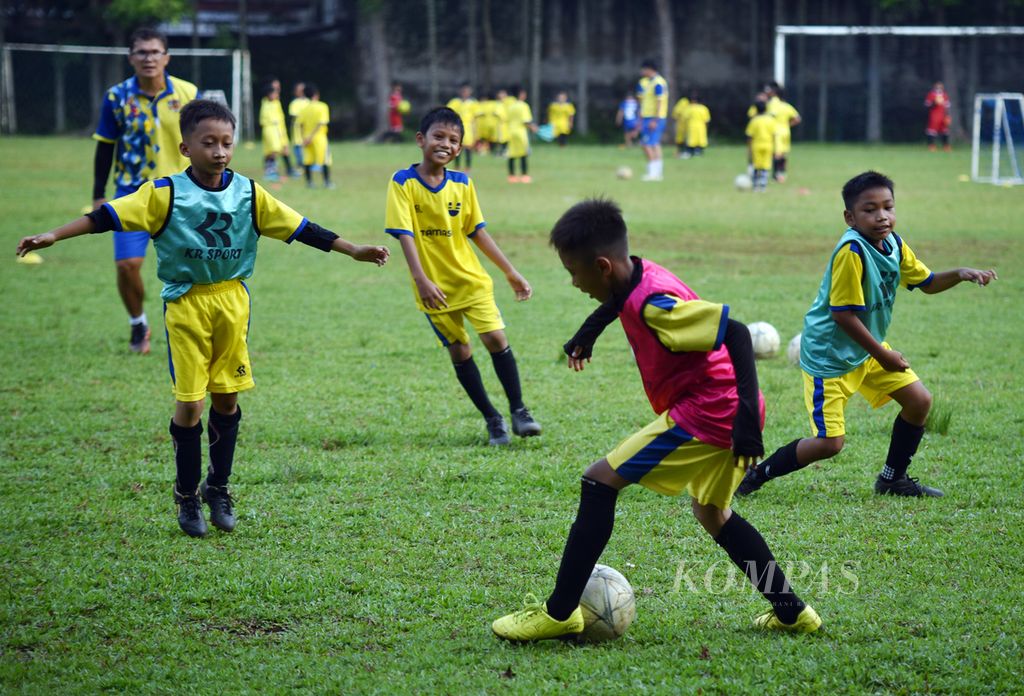 Suasana latihan Akademi Sepak Bola Utamasia di Lapangan Boca Junior, Jalan Karya Jaya, Medan Johor, Kota Medan, Sumatera Utara, Selasa (18/7/2023). Utamasia yang berdiri pada April 2020 mengusung konsep pembinaan yang mengutamakan proses bukan hasil. 