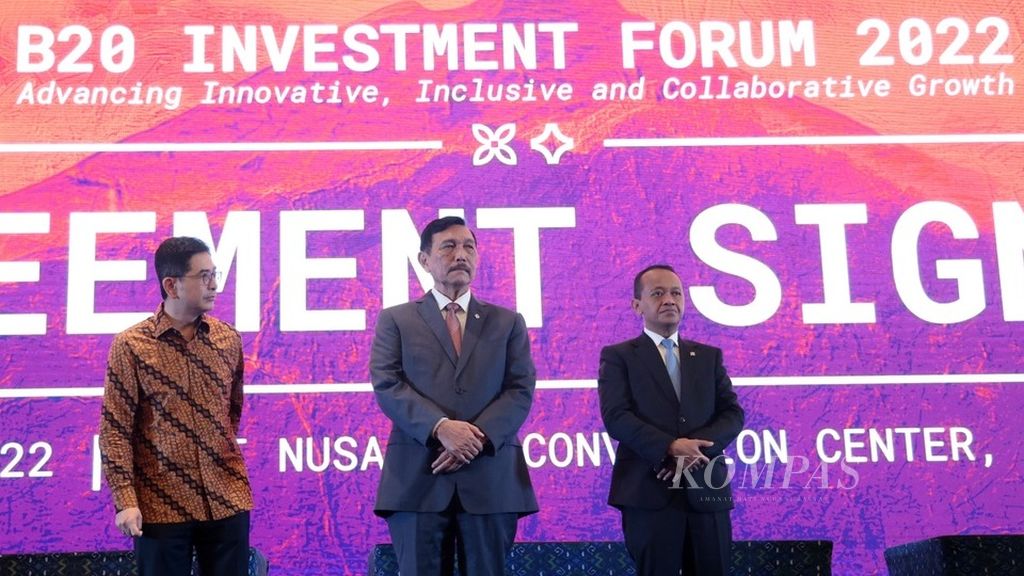 Coordinating Minister for Maritime Affairs and Investment Luhut Pandjaitan (center), Minister of Investment/Investment Coordinating Board (BKPM) Head Bahlil Lahadalia (right) and Indonesian Chamber of Commerce and Industry (Kadin) Chairman Arsjad Rasjid witness the signing of business cooperation agreements between various companies on the sidelines of the opening of the 2022 Indonesia Net Zero Summit in Nusa Dua, Bali, on Friday (11/11/2022).