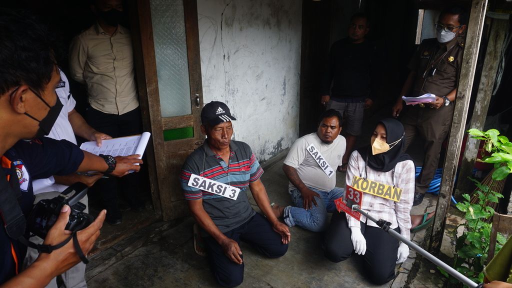 Suasana reka ulang adegan dugaan pembunuhan berencana,di Kecamatan Juwiring, Kabupaten Klaten, Jawa Tengah, Selasa (23/11/2021). Pembunuhan tersebut menewaskan seorang ibu rumah tangga.