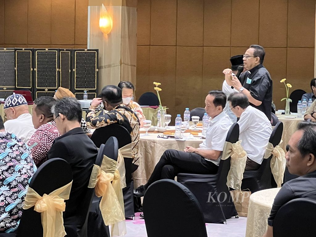 Vikaris Jenderal Keuskupan Surabaya RD Yosef Eko Susilo sedang memberikan tanggapan kedekatan Nahlatul Ulama dengan berbagai lapisan masyarakat pada pertemuan PBNU dengan pimpinan media massa, tokoh agama, rektor, dan organisasi masyarakat dalam rangka puncak acara Satu Abad NU di Surabaya, Rabu (11/1/2023).
