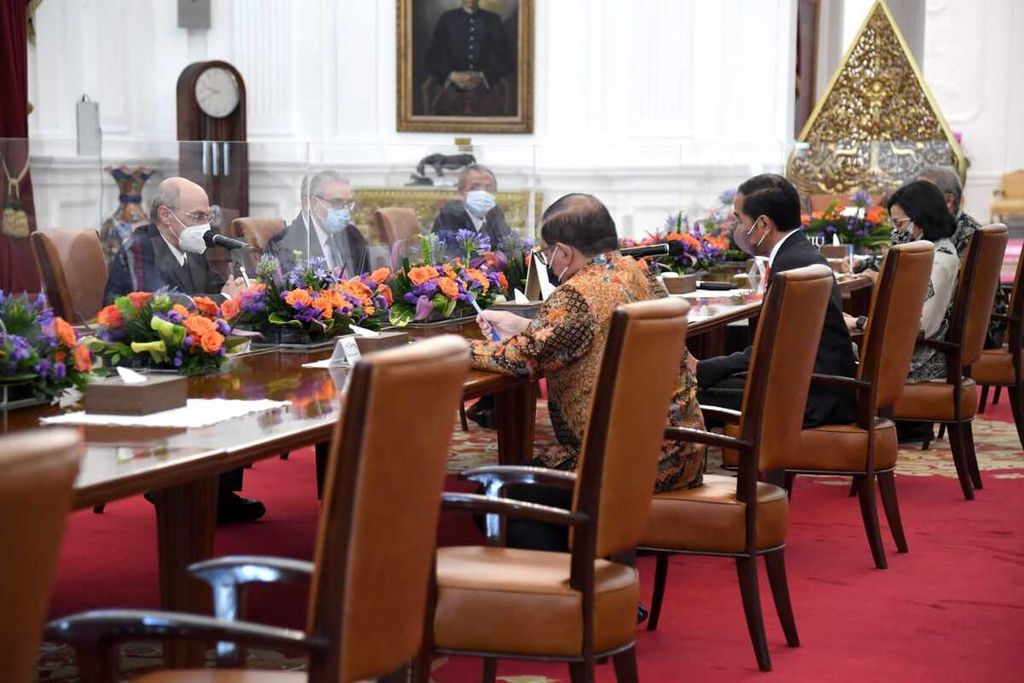 Presiden Joko Widodo menerima kunjungan Presiden Islamic Development Bank (IsDB) Mohammed Al Jasser di Istana Merdeka, Jakarta, Senin (28/3/2022). Dalam pertemuan tersebut dibahas potensi kerja sama pembiayaan pembangunan ke depan.