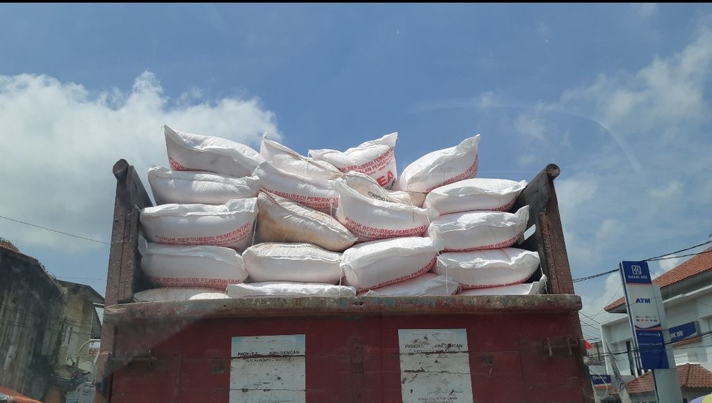 Truk mengangkut puluhan karung pupuk bersubsidi dari Gudang Lini III Indramayu ke salah satu kios distributor di Kecamatan Lohbener, Kabupaten Indramayu, Jabar, Kamis (9/12/2021).