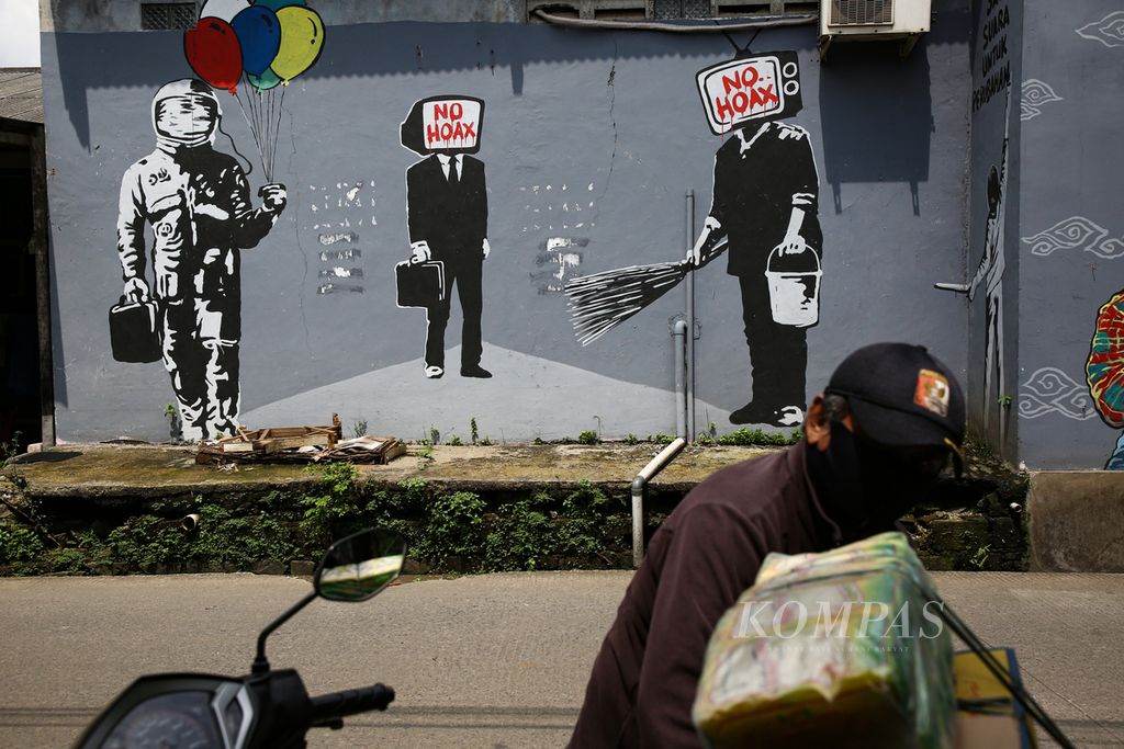 Mural bertema penoalakan terhadap hoaks menghiasi tembok di Cipondoh, Kota Tangerang, Banten, Mei 2020. 