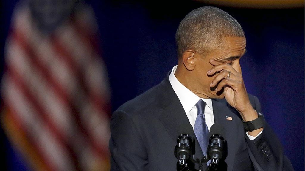 Presiden Amerika Serikat Barack Obama mengusap air mata saat menyampaikan pidato perpisahan sebagai presiden di McCormick Place Chicago, AS, 10 Januari 2017. 