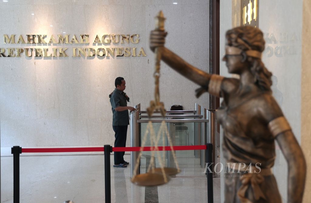 Patung Dewi Themis yang merupakan lambang keadilan dan hukum terpasang di lobi Gedung Mahkamah Agung, Jakarta, Rabu (9/8/2023).