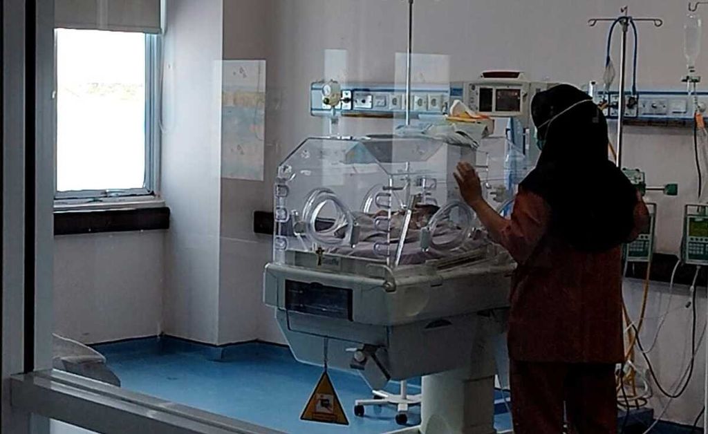 Tenaga kesehatan merawat bayi laki-laki kembar siam asal Padang Pariaman di ruang NICU RSUP Dr M Djamil Padang, Sumatera Barat, Kamis (22/9/2022).
