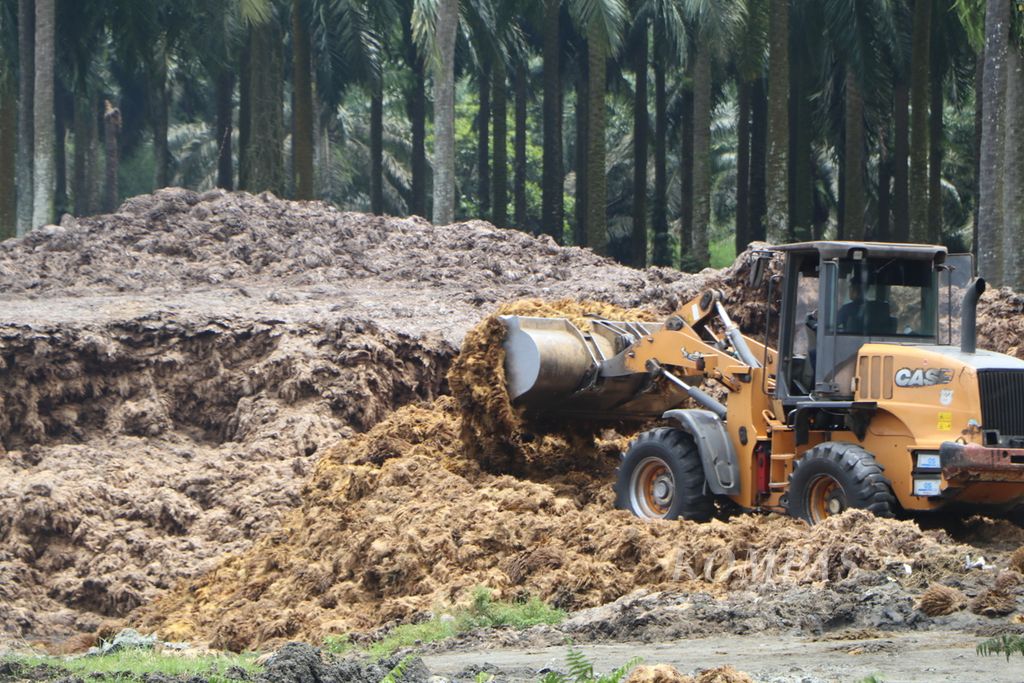 Limbah sawit diangkut untuk diolah menjadi biogas di PT United Kingdom Indonesia Plantations di Kabupaten Langkat, Sumatera Utara, Rabu (28/9/2022). 