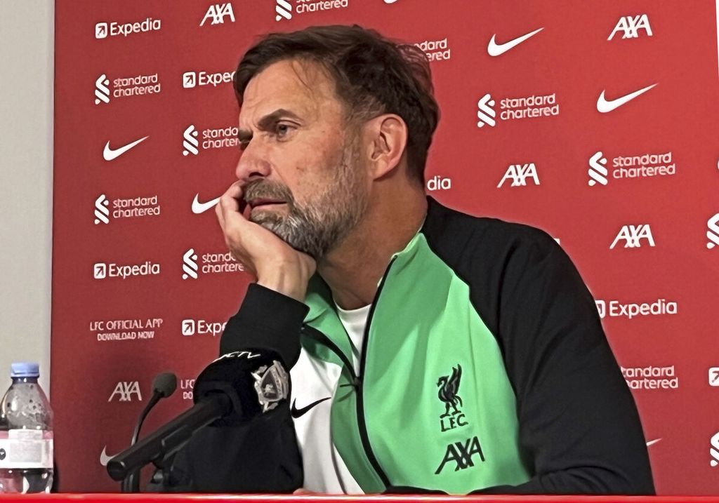 Manajer Liverpool Juergen Klopp menghadiri konferensi pers di AXA Training Centre, Liverpool, Jumat (26/1/2024). Klopp mengumumkan akan meninggalkan Liverpool pada akhir musim ini. 