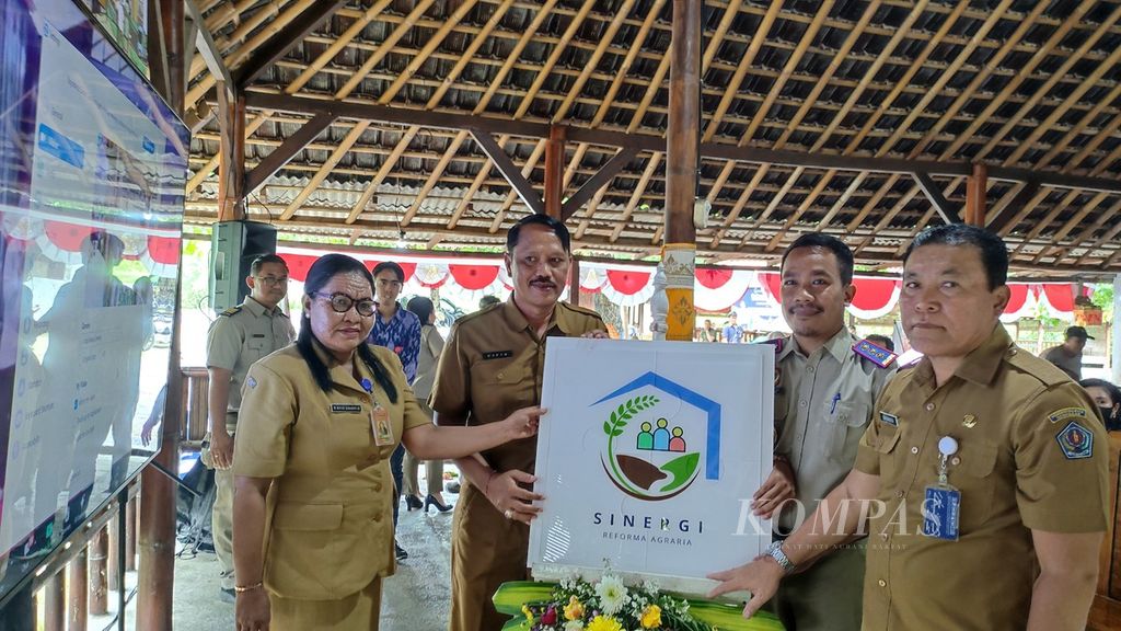 The Regional Office of the Ministry of ATR/BPN Bali Province, along with the Denpasar Land Office, held the 2024 Agrarian Reform Synergy Movement event on Monday (22/4/2024) in the Serangan Subdistrict, South Denpasar District, Denpasar City. The Head of the Denpasar Land Office, Fajar Nugroho Adi (second from the right), was seen attending the event on Monday (22/4/2024).