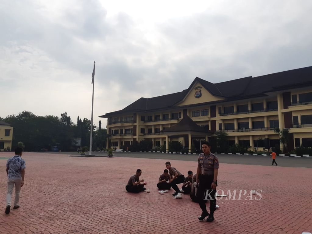 Beberapa anggota Kepolisian Daerah (Polda) Banten menikmati makanan di Markas Polda Banten di Serang, Banten, Jumat (14/6/2019).