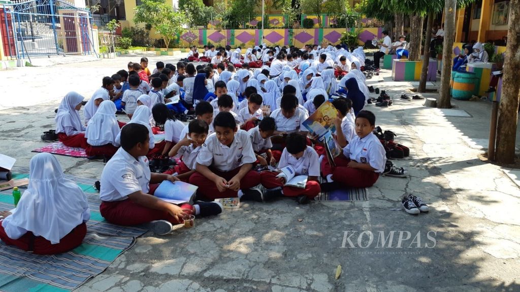 Para siswa SD Negeri Kedungmundu, Kota Semarang, Jawa Tengah, beramai bersama membaca di halaman sekolah dalam Gerakan Semarang Membaca selama satu jam.
