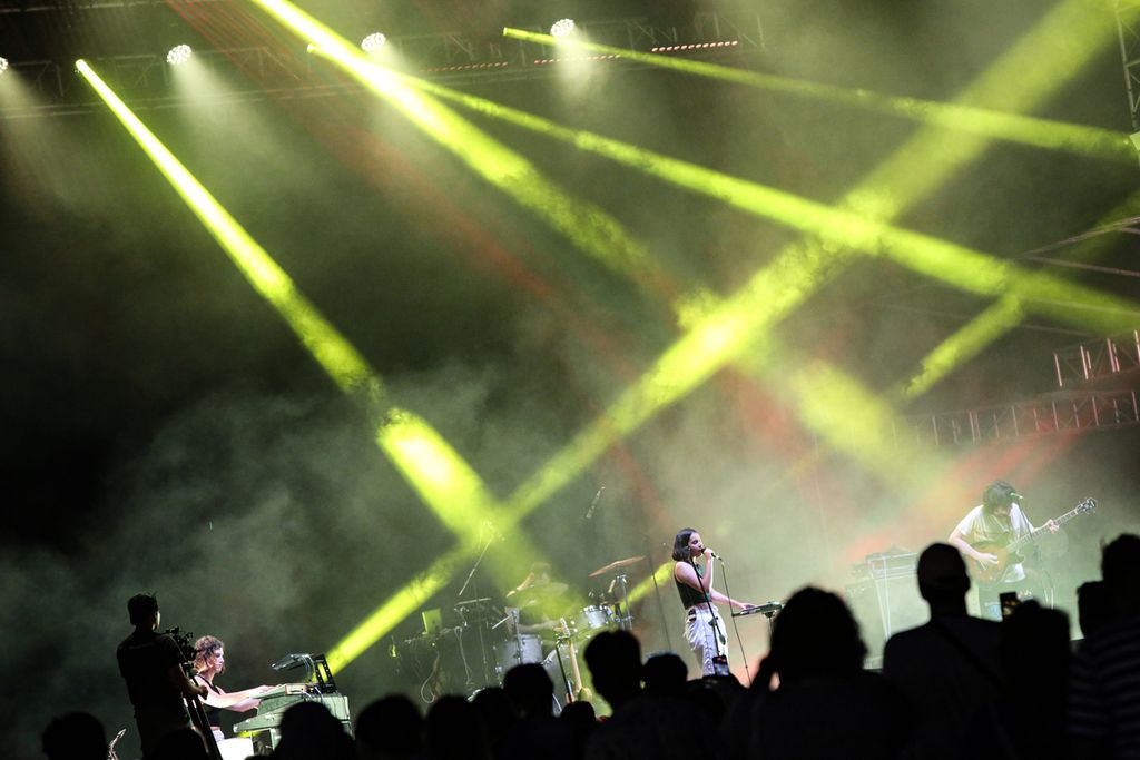 Permainan cahaya menyemarakkan aksi panggung band Crumb pada hari pertama perhelatan festival musik Joyland Bali 2023 di Peninsula Island, Nusa Dua, Bali, Jumat (17/3/2023).