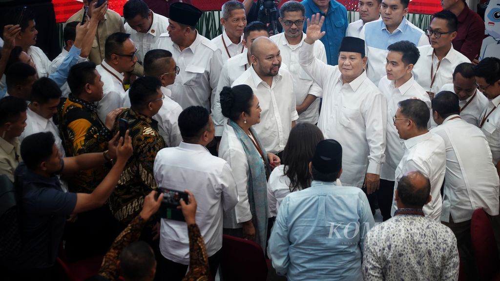 Presiden dan wakil presiden terpilih Prabowo Subianto dan Gibran Rakabuming Raka berpamitan setelah menerima surat penetapan sebagai presiden dan wakil presiden dari Komisi Pemilihan Umum pada Rapat Pleno Terbuka Penetapan Pasangan Calon Presiden dan Wakil Presiden Terpilih Pemilu Tahun 2024 di Gedung KPU RI, Jakarta, Rabu (24/4/2024). 