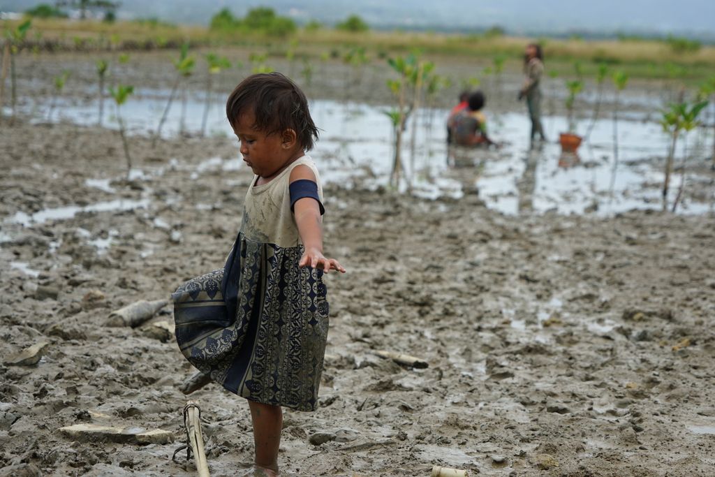 Anak-anak mencari kerang di pesisir Teluk Kendari, Sulawesi Tenggara, Sabtu (5/9/2020).