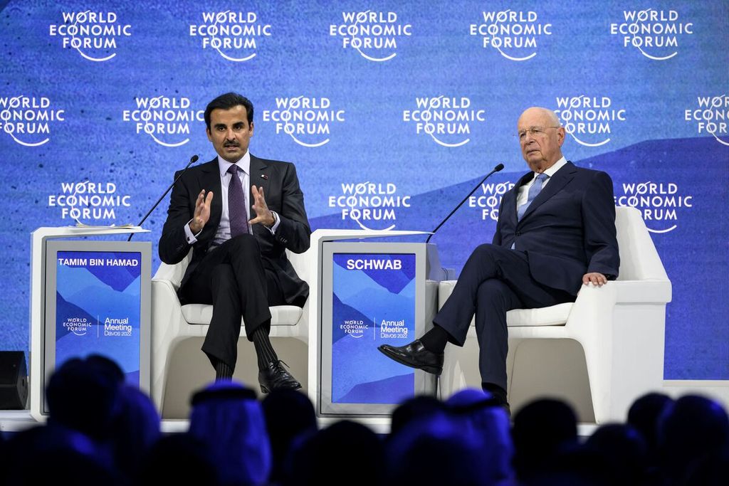 Emir Qatar Sheikh Tamim bin Hamad al-Thani menyampaikan pidato sambil duduk di sebelah Pendiri dan Ketua Eksekutif World Economic Forum Klaus Schwab saat berlangsung pertemuan tahunan World Economic Forum (WEF) di Davos, Swiss, Senin (23/5/2022). 