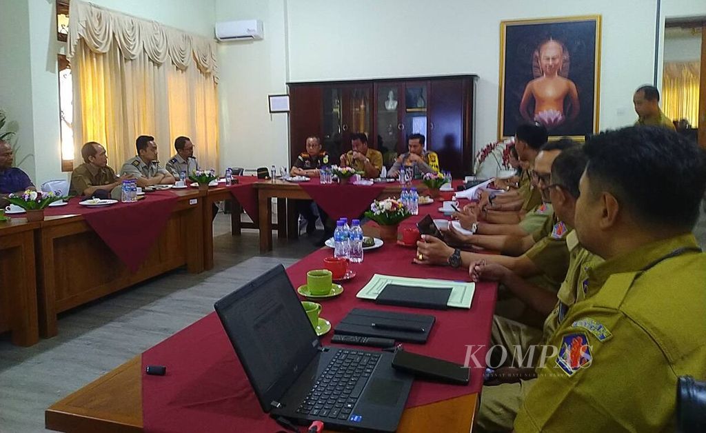 Suasana rapat pembahasan percepatan penyertifikatan lahan pekarangan yang dimohonkan warga eks transmigran Timor Timur di Desa Sumberklampok, Senin (6/5/2024), di kompleks rumah jabatan Bupati Buleleng. 