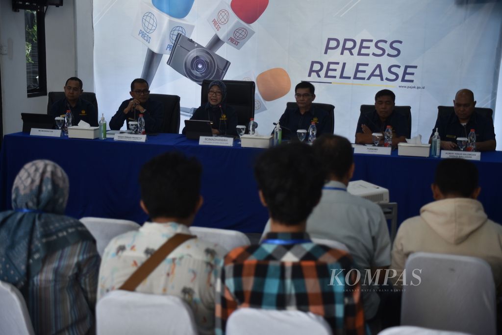 Kepala Kantor Wilayah Direktorat Jenderal Pajak Sumatera Selatan dan Kepulauan Bangka Belitung Romadhaniah (ketiga kiri) memberikan keterangan pers mengenai penanganan dugaan kasus korupsi yang melibatkan tiga pegawai Kantor Pajak Pratama Palembang dalam konferensi pers di Palembang, Rabu (1/11/2023). 