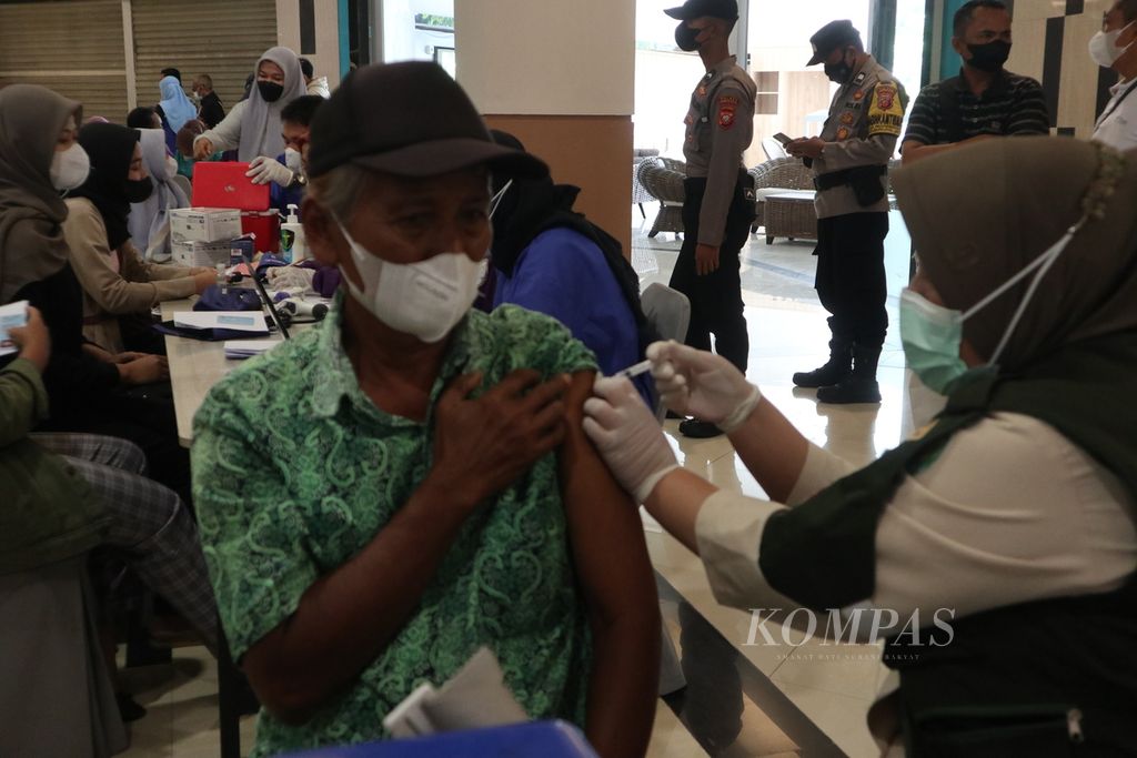 Seorang warga lanjut usia menjalani vaksinasi Covid-19 di Grage City Mall, Kota Cirebon, Jawa Barat, Selasa (26/7/2022). Cakupan vaksinasi Covid-19 penguat atau <i>booster</i> untuk warga Kota Cirebon masih berkisar 28,5 persen dari target 262.198 orang.